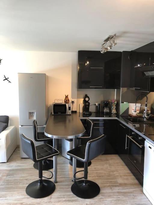 Bord Canal Tranquillite Demain Nous Appartient Apartment Sete